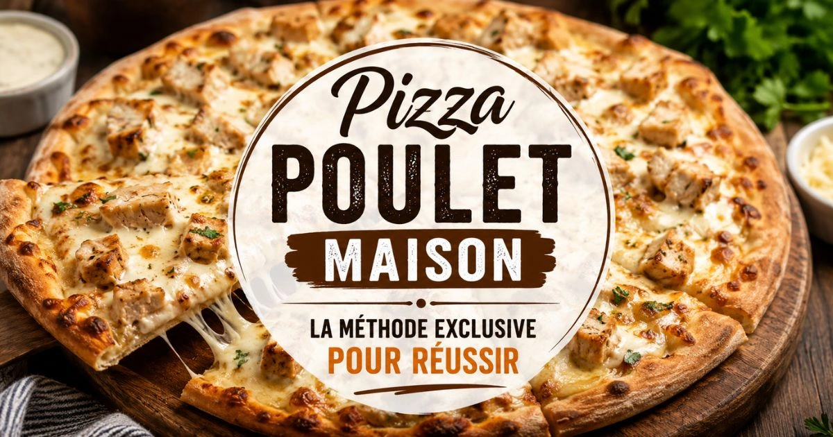 Pizza Poulet Maison garnie de morceaux de poulet grillé et de fromage fondant, avec une part tirée révélant une texture filante et crémeuse. Le visuel met en avant le titre « Pizza Poulet Maison : La Méthode Exclusive pour Réussir » au centre, dans une ambiance chaleureuse et gourmande idéale pour un article WordPress sur la cuisine française.